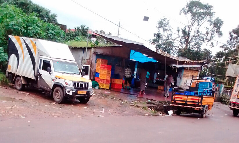 അസൗകര്യങ്ങൾക്ക് നടുവിൽ മീനങ്ങാടി മത്സ്യ-മാംസ മാർക്കറ്റ് അസൗകര്യങ്ങൾക്ക് നടുവിൽ മീനങ്ങാടി മത്സ്യ-മാംസ മാർക്കറ്റ്