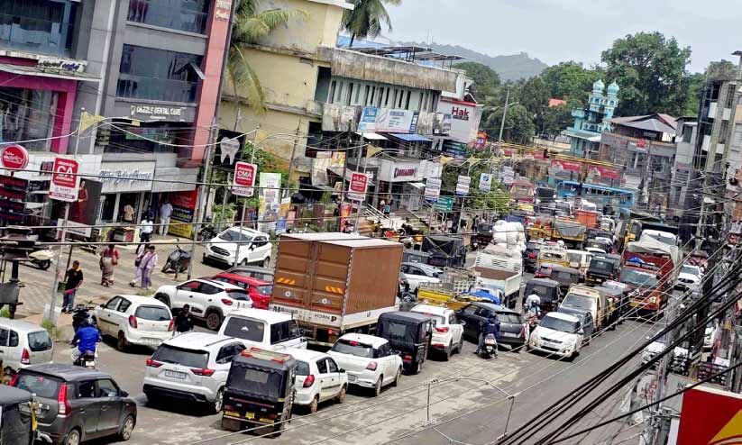 ‘ലോക്കി’ലമർന്ന് പട്ടാമ്പി ‘ലോക്കി’ലമർന്ന് പട്ടാമ്പി