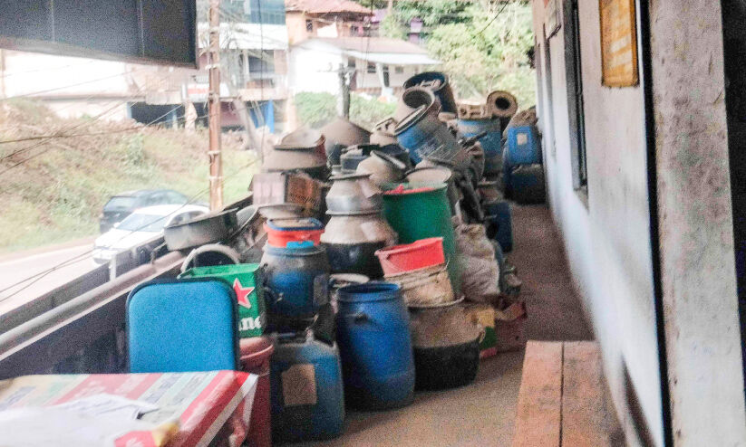 അടച്ചുറപ്പുള്ള മുറിയില്ല, ഇഴജന്തുക്കളുടെ ശല്യവും; അടിസ്ഥാന സൗകര്യങ്ങളില്ലാതെ അടിമാലി നർേകാട്ടിക്, എക്സൈസ് ഓഫിസുകൾ അടച്ചുറപ്പുള്ള മുറിയില്ല, ഇഴജന്തുക്കളുടെ ശല്യവും; അടിസ്ഥാന സൗകര്യങ്ങളില്ലാതെ അടിമാലി നർേകാട്ടിക്, എക്സൈസ് ഓഫിസുകൾ