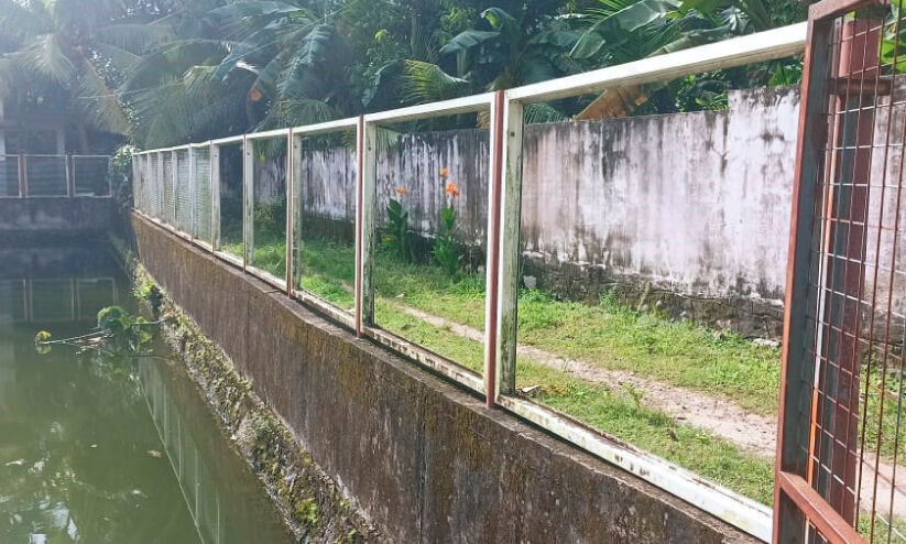പള്ളിക്കൽ കുളത്തിന്‍റെ ലോഹ വേലി മോഷണം പോകുന്നത്​ പതിവ്​
