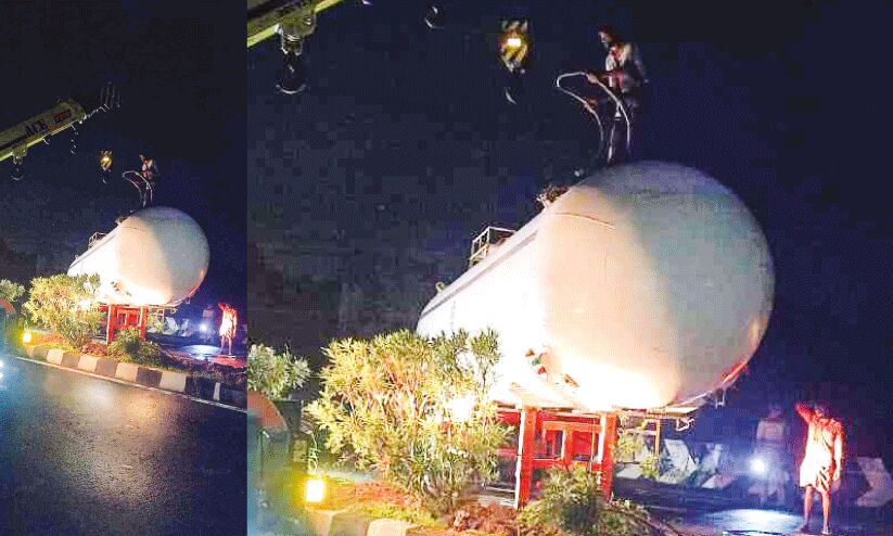 ദേശീയപാതയിൽ ലോറി കുടുങ്ങി; രണ്ടര മണിക്കൂർ ഗതാഗതം തടസ്സപ്പെട്ടു