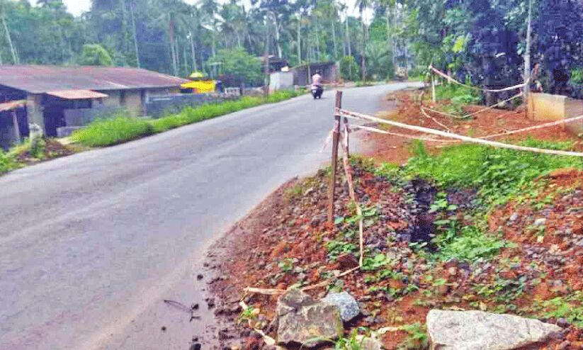 അപകടക്കെണിയൊരുക്കി പൈപ്പിടൽ