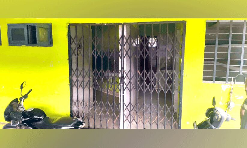 എരുമേലി കെ.എസ്.ആർ.ടി.സി ബസ് സ്റ്റേഷനിലെ ശൗചാലയത്തിന് പൂട്ടുവീണു; നെട്ടോട്ടമോടി യാത്രികർ എരുമേലി കെ.എസ്.ആർ.ടി.സി ബസ് സ്റ്റേഷനിലെ ശൗചാലയത്തിന് പൂട്ടുവീണു; നെട്ടോട്ടമോടി യാത്രികർ