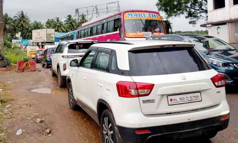 കുളപ്പുള്ളി-പട്ടാമ്പി സംസ്ഥാന പാതയിൽ ഒഴിയാബാധയായി ഗതാഗതക്കുരുക്ക് കുളപ്പുള്ളി-പട്ടാമ്പി സംസ്ഥാന പാതയിൽ ഒഴിയാബാധയായി ഗതാഗതക്കുരുക്ക്
