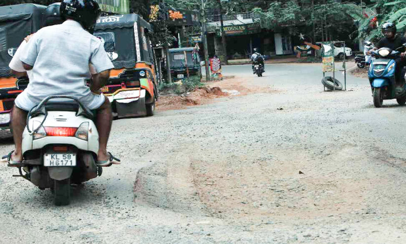 കുഴികൾ നിറഞ്ഞ് കുട്ടിമാക്കൂൽ-എരഞ്ഞോളി പാലം റോഡ് കുഴികൾ നിറഞ്ഞ് കുട്ടിമാക്കൂൽ-എരഞ്ഞോളി പാലം റോഡ്