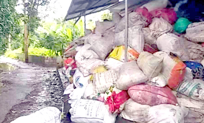 തുറസ്സായ സ്ഥലത്ത് കുന്നുകൂടി മാലിന്യം; രോഗഭീഷണി ഉയർത്തി എം.സി.എഫ് കേന്ദ്രങ്ങൾ തുറസ്സായ സ്ഥലത്ത് കുന്നുകൂടി മാലിന്യം; രോഗഭീഷണി ഉയർത്തി എം.സി.എഫ് കേന്ദ്രങ്ങൾ