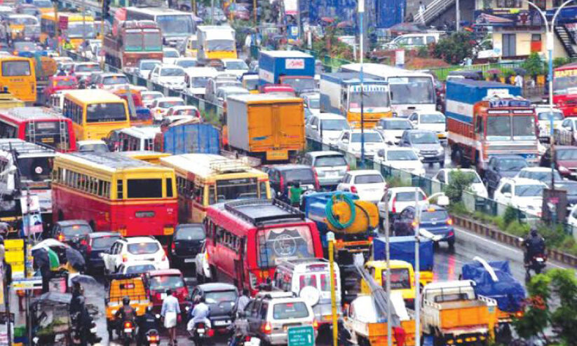 ഗ​താ​ഗ​ത​ക്കു​രു​ക്കി​നെ കൂ​ടു​ത​ൽ കു​രു​ക്കാ​ക്കി സ്വ​കാ​ര്യ ബ​സു​ക​ൾ