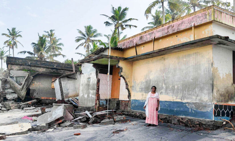 നി​സ്സ​ഹാ​യ​ത​യു​ടെ ന​ടു​ക്ക​ട​ലി​ൽ സു​ല​ജ​യു​ടെ കു​ടും​ബം