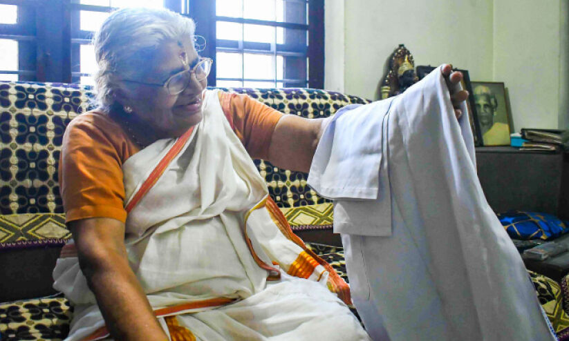 ഇന്ന് നഴ്സസ് ഡേ... വിരമിച്ച കാലത്തെ കോട്ട് സൂക്ഷിച്ച് വിനയകുമാരി ഇന്ന് നഴ്സസ് ഡേ... വിരമിച്ച കാലത്തെ കോട്ട് സൂക്ഷിച്ച് വിനയകുമാരി