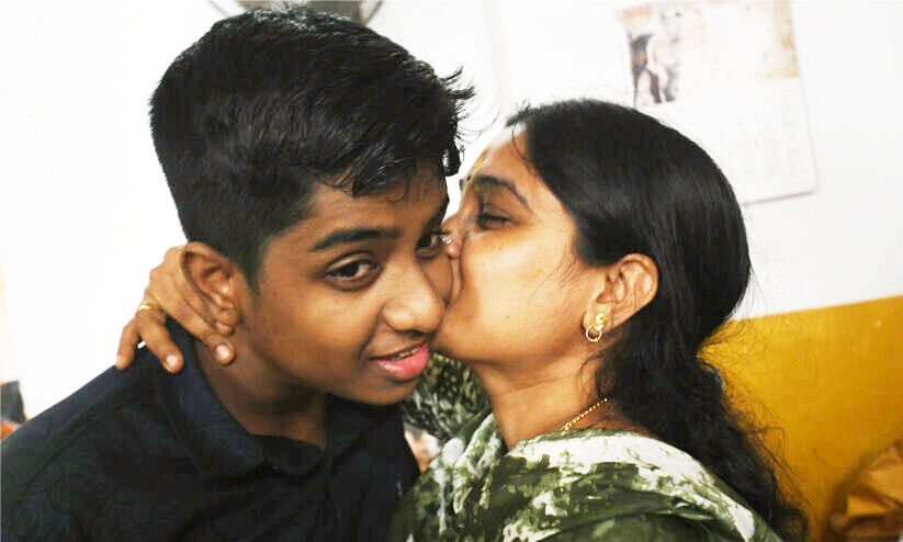 പുഞ്ചിരിക്ക് കണ്ണാ; അച്ഛനുണ്ട് മേലെ...