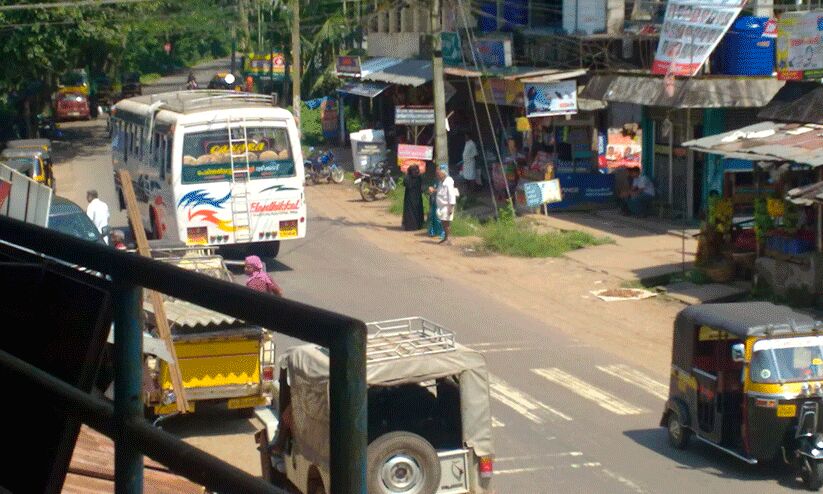 വി​ഭ​ജ​നം കാ​ത്ത് വ​ഴി​ക്ക​ട​വ്