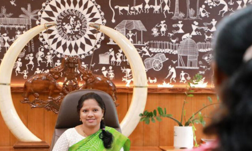 വേട​ന്റെ പുലിപ്പല്ലിൽ നടപടി; വയനാട് കലക്ടറുടെ തലക്കുമീതെ ആനക്കൊമ്പ്