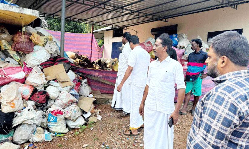 വ​ട്ട​കു​ന്ന് കോ​ള​നി​വാ​സി​ക​ള്‍ ചോ​ദി​ക്കു​ന്നു, ഞ​ങ്ങ​ളും മ​നു​ഷ്യ​ര​ല്ലേ...