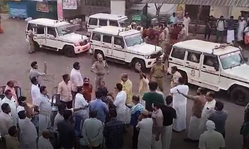 യൂത്ത് കോൺ. ഗാന്ധി അനുസ്മരണത്തിനിടെ ആർ.എസ്.എസ് ആക്രമണം; 10 പേർക്കെതിരെ കേസ് -VIDEO യൂത്ത് കോൺ. ഗാന്ധി അനുസ്മരണത്തിനിടെ ആർ.എസ്.എസ് ആക്രമണം; 10 പേർക്കെതിരെ കേസ് -VIDEO