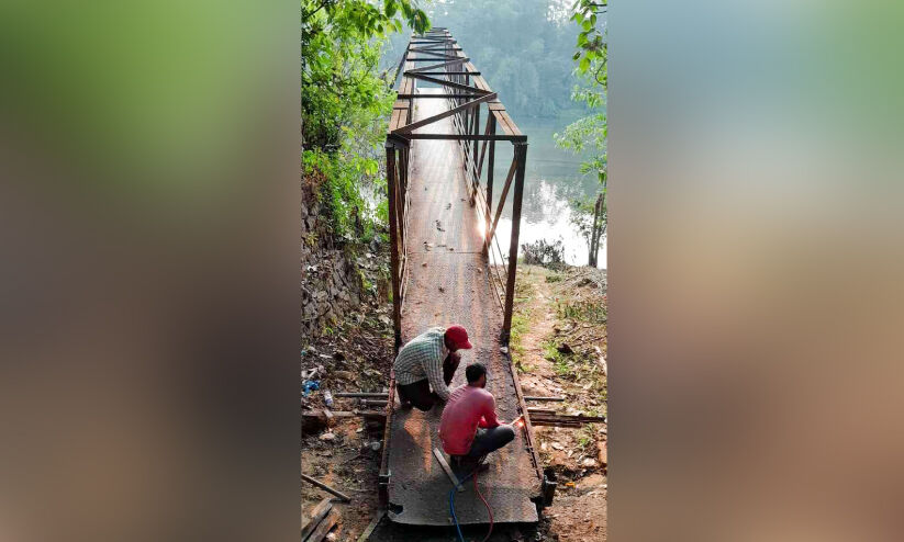 കാ​ത്തി​രി​പ്പു​ക​ൾ​ക്ക് വി​രാ​മം; മൂ​ർ​ക്ക​നാ​ട് സ്കൂ​ൾ ക​ട​വ് ന​ട​പ്പാ​ല​ത്തി​ന്റെ പു​ന​ർ​നി​ർ​മാ​ണം ആ​രം​ഭി​ച്ചു