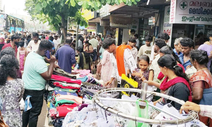 ഉ​ത്രാ​ട​പ്പാ​ച്ചി​ലി​ല​മ​ർ​ന്ന്​ നാ​ട്; ഓ​ണ​ത്തി​ര​ക്കി​നൊ​പ്പം ന​ബി​ദി​ന തിരക്കും