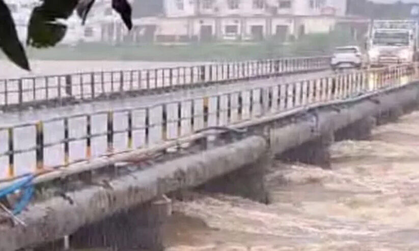 പുഴ കാണാനെത്തുന്നതിനും മത്സ്യബന്ധനത്തിനും വിലക്ക്