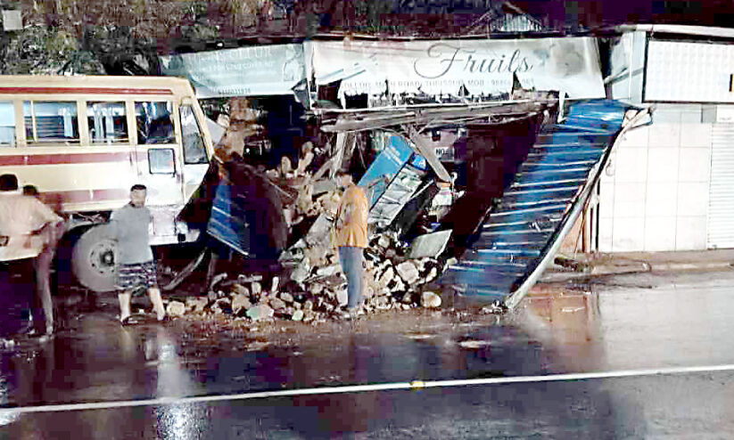 ഒല്ലൂരിൽ കെ.എസ്.ആർ.ടി.സി ബസ് കടകളിലേക്ക് ഇടിച്ചുകയറി ഒല്ലൂരിൽ കെ.എസ്.ആർ.ടി.സി ബസ് കടകളിലേക്ക് ഇടിച്ചുകയറി