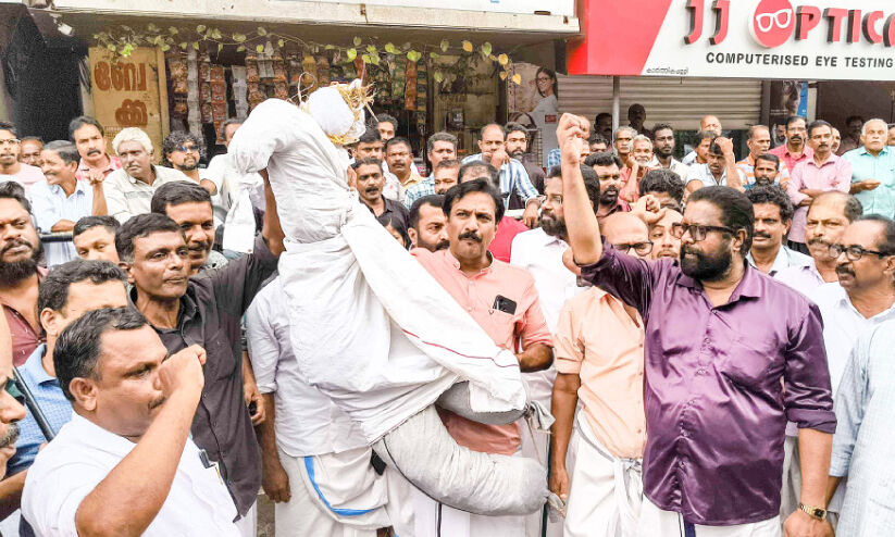 കാർത്തികപ്പള്ളി യു.പി സ്കൂൾ മേൽക്കൂര തകർന്ന സംഭവം; പ്രതിഷേധക്കാർ ഏറ്റുമുട്ടി; മാ​ധ്യ​മ ​പ്ര​വ​ർ​ത്ത​ക​നും യൂ​ത്ത് കോ​ൺ​ഗ്ര​സ് പ്ര​വ​ർ​ത്ത​ക​നും പ​രി​ക്ക്