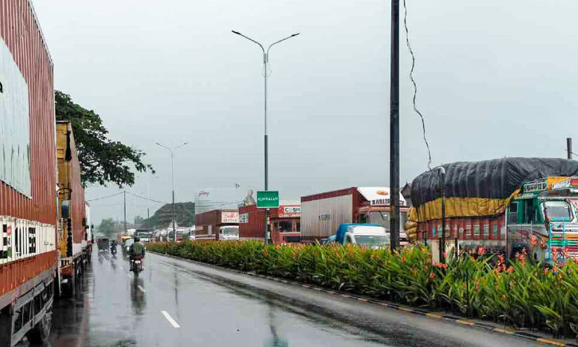 അരൂരിലെ ഗതാഗതക്കുരുക്ക്; വലിയ വാഹനങ്ങൾ തടയുന്നു അരൂരിലെ ഗതാഗതക്കുരുക്ക്; വലിയ വാഹനങ്ങൾ തടയുന്നു