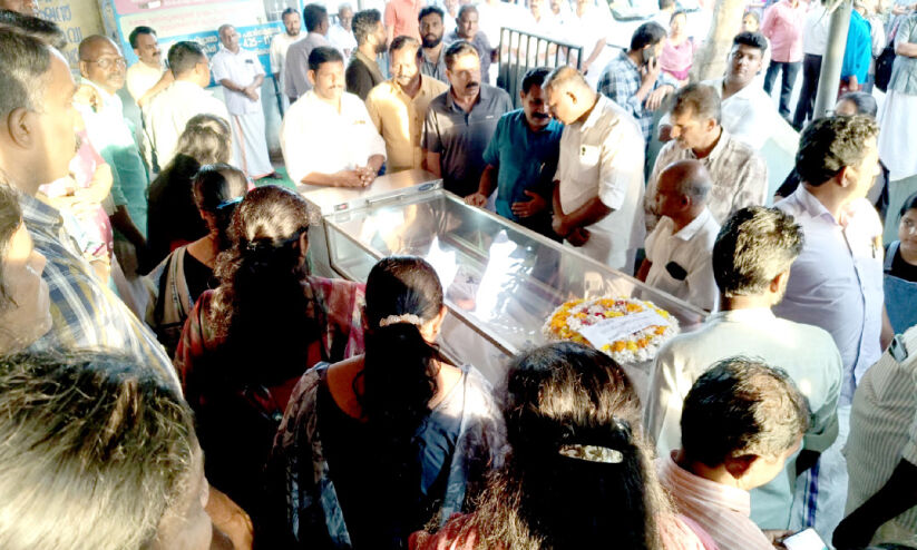 കോൺഗ്രസ് ഗ്രൂപ്പ് പോരിന് മറ്റൊരു ഇര കൂടി കോൺഗ്രസ് ഗ്രൂപ്പ് പോരിന് മറ്റൊരു ഇര കൂടി