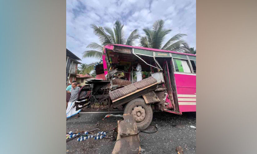 ജീ​വ​നെ​ടു​ക്കു​ന്ന മ​ത്സ​ര​യോ​ട്ടം; സ്വ​കാ​ര്യ ബ​സ് ടി​പ്പ​ർ  ലോ​റി​യി​ൽ ഇ​ടി​ച്ച് തകർന്നു; ഡ്രൈ​വ​ർ പ​രി​ക്കേ​ൽ​ക്കാ​തെ ര​ക്ഷ​പ്പെ​ട്ടു, യാ​ത്ര​ക്കാ​ർ​ക്ക് നി​സ്സാ​ര പ​രി​ക്ക്