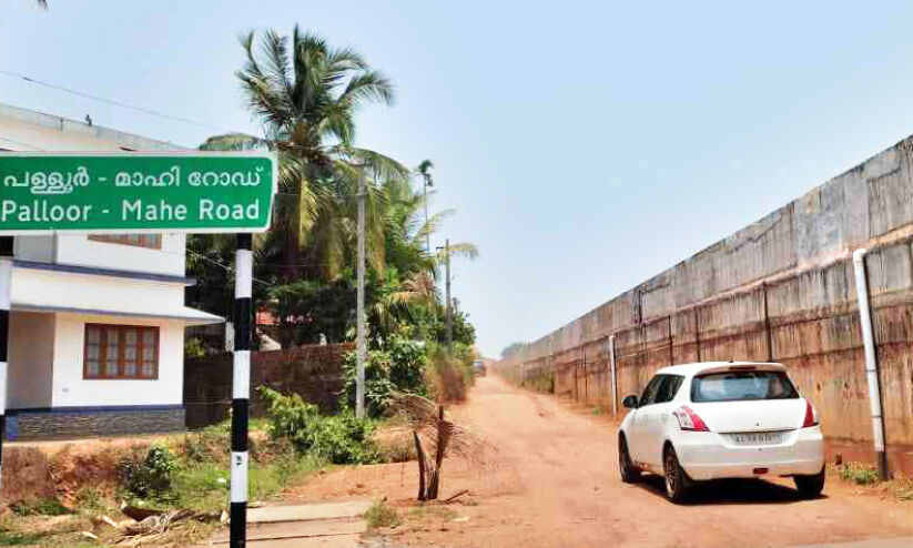 ഉദ്ഘാടനം കഴിഞ്ഞിട്ട് ഒന്നേകാൽ വർഷം; ബൈപാസ് സർവിസ് റോഡുകളിൽ ഇപ്പോഴും യാത്ര ദുരിതം ഉദ്ഘാടനം കഴിഞ്ഞിട്ട് ഒന്നേകാൽ വർഷം; ബൈപാസ് സർവിസ് റോഡുകളിൽ ഇപ്പോഴും യാത്ര ദുരിതം