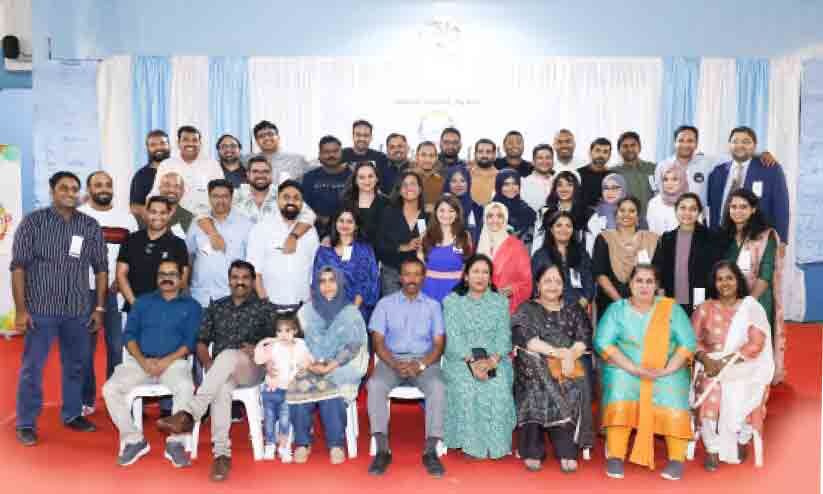 ഓർമകളുടെ പ്രവാസമുറ്റത്ത് അവർ ഒരുമിച്ച് കൂടി ഓർമകളുടെ പ്രവാസമുറ്റത്ത് അവർ ഒരുമിച്ച് കൂടി