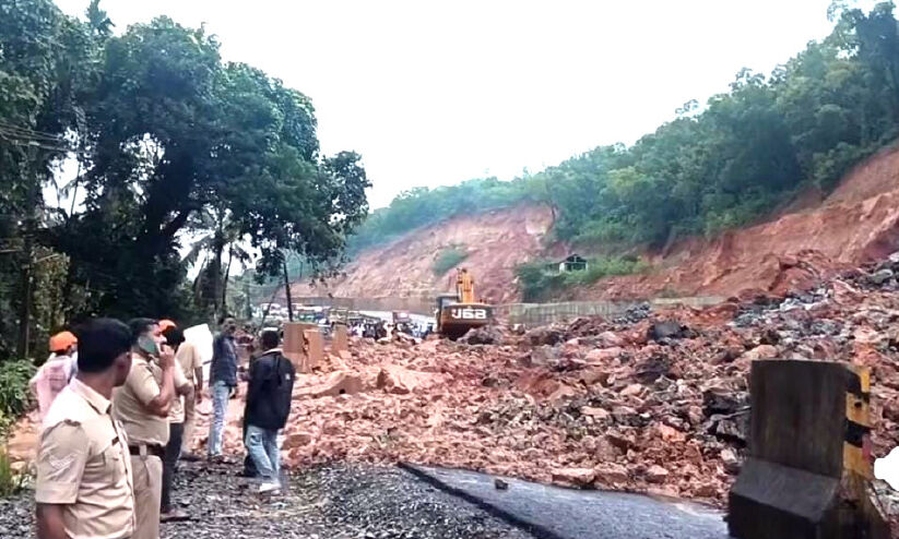 ദേശീയപാതയിൽ കുത്തനെ മണ്ണ് വെട്ടിയിറക്കി അവിടെ സിമന്റ്‌ വാരിപ്പൊത്തുന്നു, ഈ രീതി സുരക്ഷിതമല്ല, കോൺക്രീറ്റ് മതിൽ നിർമിക്കണം -വി.ടി. ബൽറാം