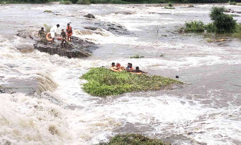 പുഴക്ക് നടുവിൽ അവർ നാലുപേർ; ജീവിതത്തിലേക്ക് കൈപിടിച്ച് അഗ്നിരക്ഷാസേന പുഴക്ക് നടുവിൽ അവർ നാലുപേർ; ജീവിതത്തിലേക്ക് കൈപിടിച്ച് അഗ്നിരക്ഷാസേന