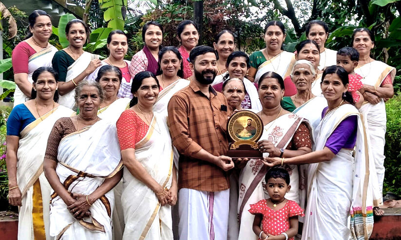 ജനസേവനത്തിനിടയിൽ ഡോക്‌ടറേറ്റ്‌ നേടി രാകേഷ്‌