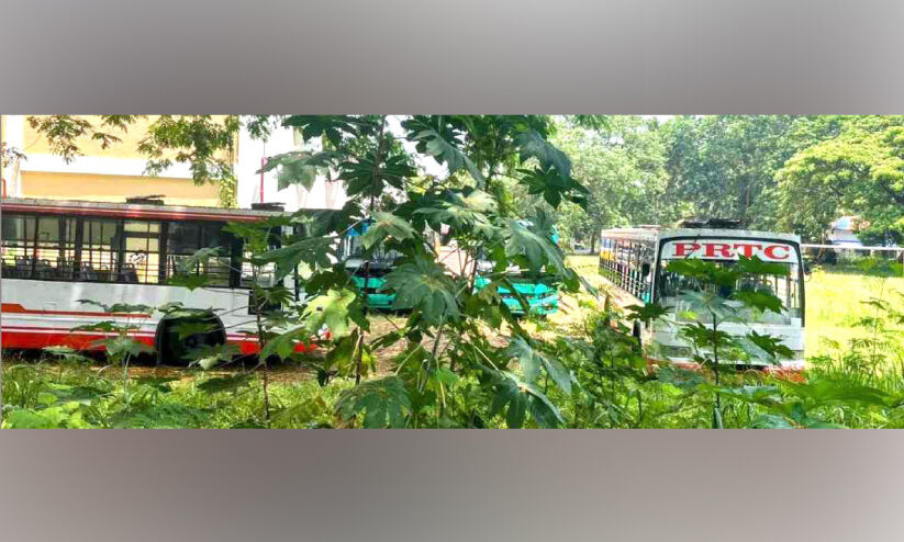 മാഹിയിൽ സർവിസിന് ബസുകളുണ്ട്; പക്ഷേ ജീവനക്കാരില്ല മാഹിയിൽ സർവിസിന് ബസുകളുണ്ട്; പക്ഷേ ജീവനക്കാരില്ല