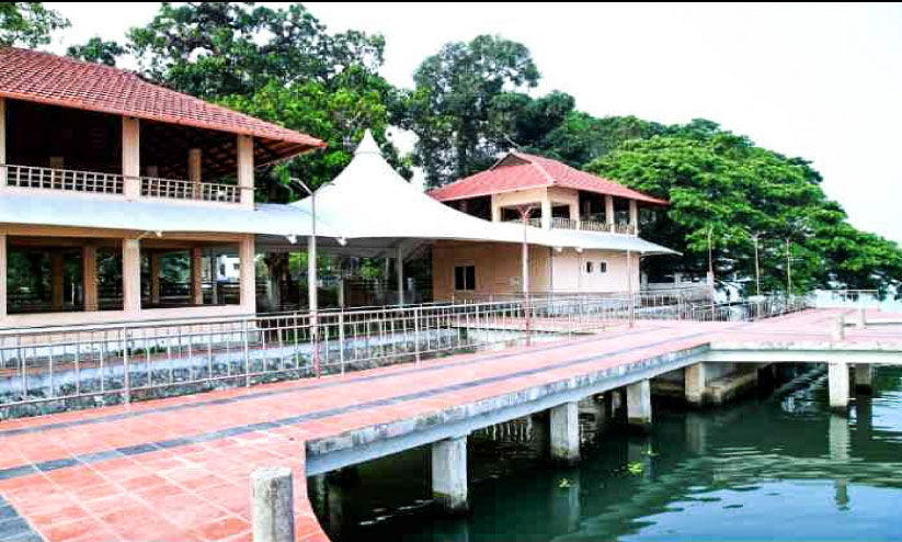 അരൂർ-തുറവൂർ ഉയരപ്പാത നിർമാണം; യാത്ര ദുഷ്കരം അരൂർ-തുറവൂർ ഉയരപ്പാത നിർമാണം; യാത്ര ദുഷ്കരം