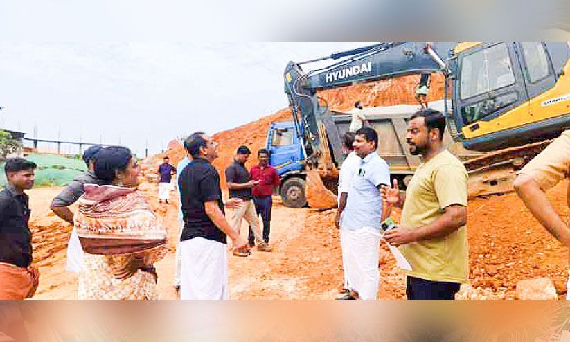 അ​നി​യ​ന്ത്രി​ത മ​ണ്ണെ​ടു​പ്പി​നെ​തി​രെ പ്ര​തി​ഷേ​ധം