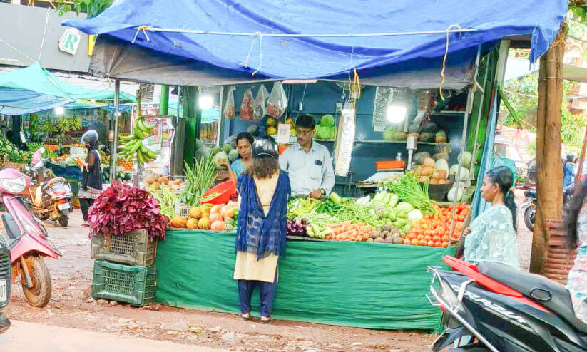കു​ടും​ബ​ശ്രീ ബോ​ർ​ഡ് മ​റ​ച്ച് വ്യാ​പാ​രി   നേ​താ​വി​ന്റെ അ​ന​ധി​കൃ​ത ക​ച്ച​വ​ടം