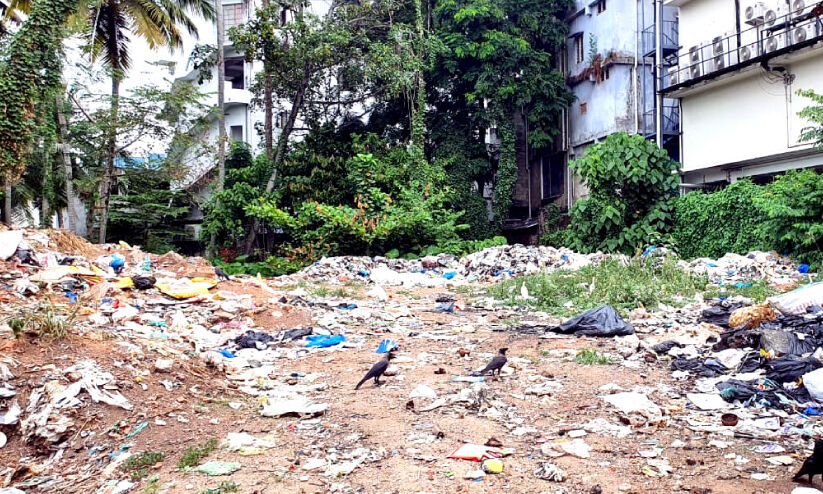 കച്ചേരിക്കുളം വീണ്ടും മാലിന്യം കൊണ്ട് മൂടുന്നു; സംരക്ഷിക്കണമെന്ന ആവശ്യം ശക്തം കച്ചേരിക്കുളം വീണ്ടും മാലിന്യം കൊണ്ട് മൂടുന്നു; സംരക്ഷിക്കണമെന്ന ആവശ്യം ശക്തം