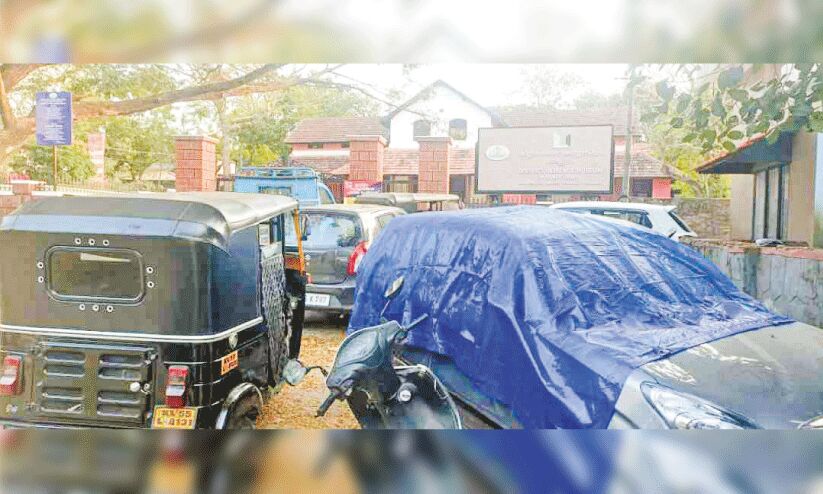 പൈ​തൃ​ക മ്യൂ​സി​യ​ത്തി​ന്റെ കാ​ഴ്ച മ​റ​ച്ച് വാ​ഹ​ന പാ​ർ​ക്കി​ങ്