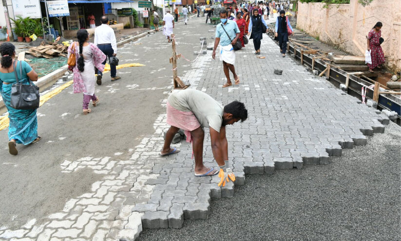അങ്ങാടിപ്പുറത്തെ ദുരിതം; ഓട്ടയടച്ചാൽ തീരില്ല, പരിഹാരം ബൈപാസ് മാത്രം അങ്ങാടിപ്പുറത്തെ ദുരിതം; ഓട്ടയടച്ചാൽ തീരില്ല, പരിഹാരം ബൈപാസ് മാത്രം