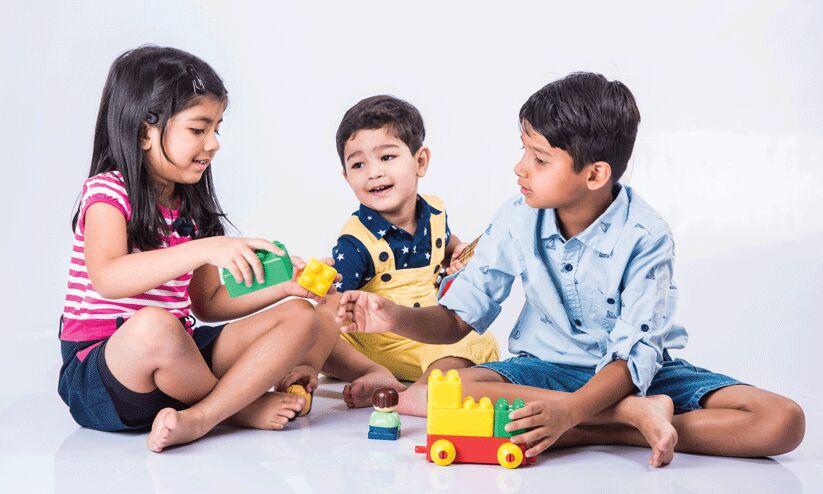 കുട്ടികൾക്ക് കളിപ്പാട്ടങ്ങൾ തിരഞ്ഞെടുക്കുമ്പോൾ കാഴ്ച ഭംഗിക്കപ്പുറം ശ്രദ്ധിക്കേണ്ട കാര്യങ്ങൾ കുട്ടികൾക്ക് കളിപ്പാട്ടങ്ങൾ തിരഞ്ഞെടുക്കുമ്പോൾ കാഴ്ച ഭംഗിക്കപ്പുറം ശ്രദ്ധിക്കേണ്ട കാര്യങ്ങൾ