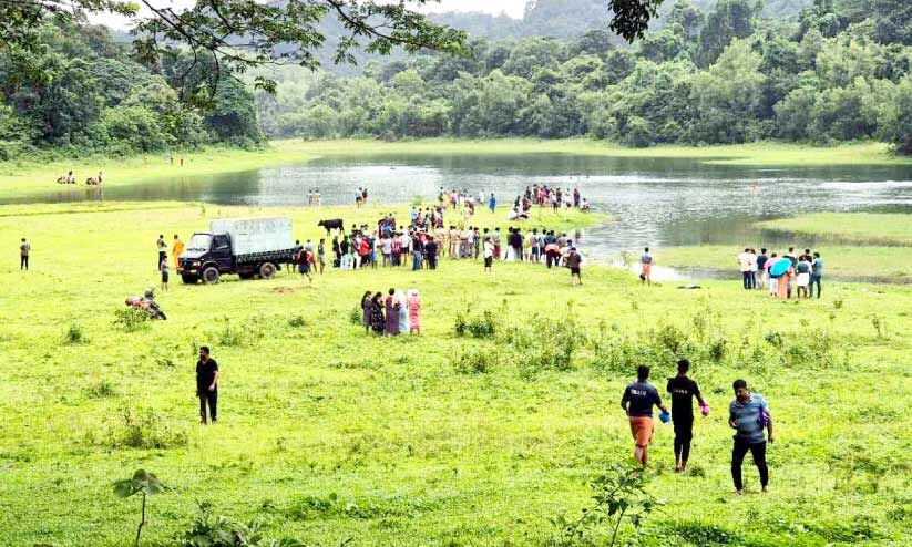 കരിയാത്തുംപാറ പുഴയോരം അപകട മേഖലയാകുന്നു; കൂടുതൽ മുന്നറിയിപ്പ് ബോർഡുകൾ സ്ഥാപിക്കും കരിയാത്തുംപാറ പുഴയോരം അപകട മേഖലയാകുന്നു; കൂടുതൽ മുന്നറിയിപ്പ് ബോർഡുകൾ സ്ഥാപിക്കും