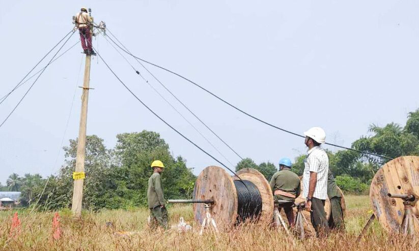 ഷൊർണൂർ സർക്കിളിൽ വൈദ്യുതിലൈൻ കവചിത കേബിളുകളാക്കുന്നു ഷൊർണൂർ സർക്കിളിൽ വൈദ്യുതിലൈൻ കവചിത കേബിളുകളാക്കുന്നു