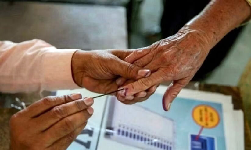 നി​ല​മ്പൂ​ർ ഉ​പ​തെ​ര​ഞ്ഞെ​ടു​പ്പ്; പു​റ​ത്ത് മ​ഴ, അ​ക​ത്ത് ചൂ​ട്