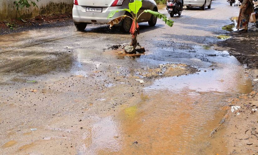 കുടിവെള്ള പൈപ്പ് പൊട്ടൽ: റോഡിലെങ്ങും വെള്ളം