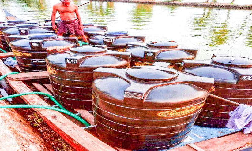 വെള്ളത്തിന്‍റെ നാട് പറയുന്നു;  വെള്ളം തരൂ! ഞങ്ങൾക്കും ജീവിക്കണ്ടേ...