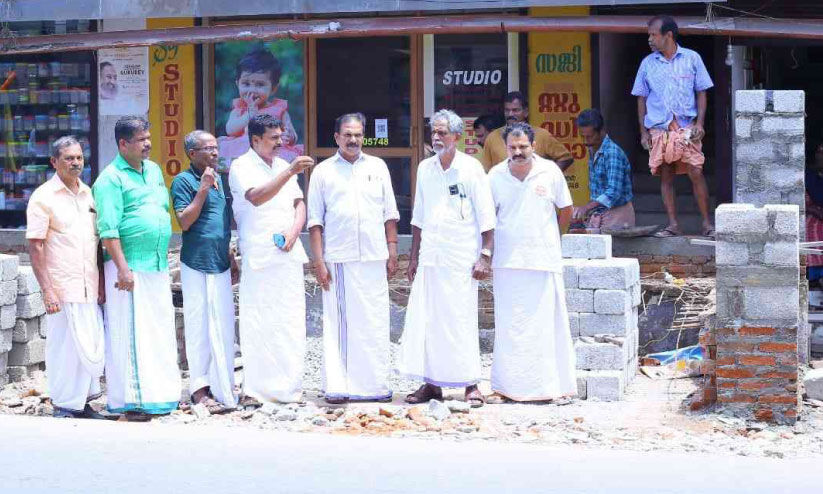 പൂച്ചാക്കൽ ഇലക്ട്രിസിറ്റി ജങ്ഷൻ ബസ് കാത്തിരിപ്പ് കേന്ദ്രം പുനർനിർമാണം തടഞ്ഞു