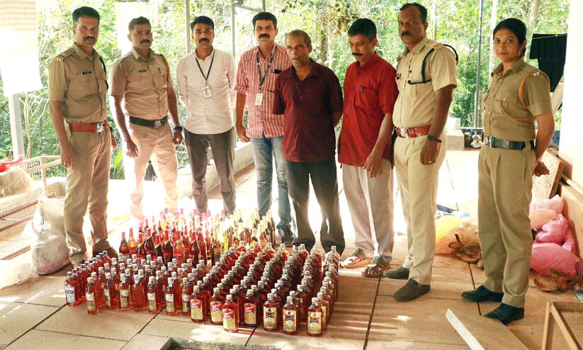 വീട്ടുമുറ്റത്ത് രഹസ്യ അറയിൽ സൂക്ഷിച്ച മദ്യം പിടികൂടി വീട്ടുമുറ്റത്ത് രഹസ്യ അറയിൽ സൂക്ഷിച്ച മദ്യം പിടികൂടി