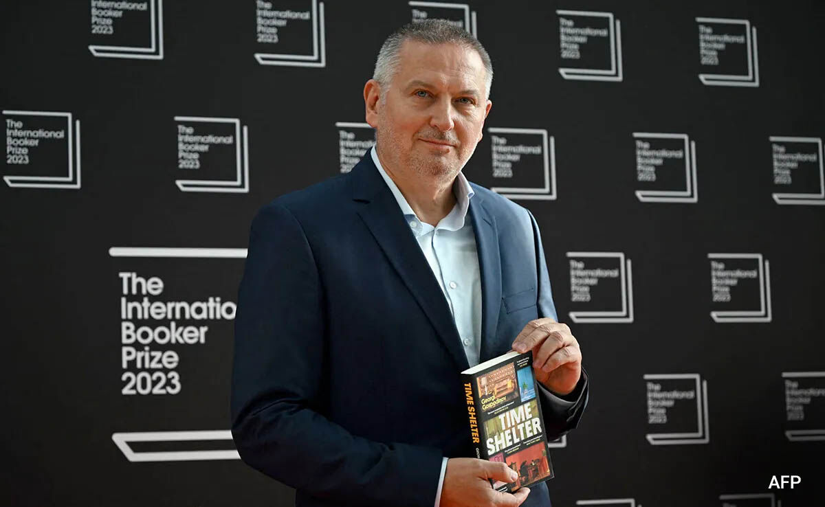 ബുക്കർ പുരസ്കാരത്തിന് അർഹമായ ജിയോർജി ഗോസ് പോഡിനോവിന്റെ Time Shelter വായിക്കുന്നു ബുക്കർ പുരസ്കാരത്തിന് അർഹമായ ജിയോർജി ഗോസ് പോഡിനോവിന്റെ Time Shelter വായിക്കുന്നു