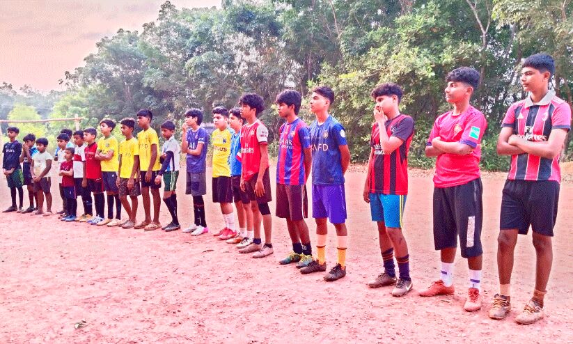 നാടൊരുമിക്കുന്നു; ഇവിടെ കളിക്കളം നിർമിക്കുന്നതിനായി... നാടൊരുമിക്കുന്നു; ഇവിടെ കളിക്കളം നിർമിക്കുന്നതിനായി...