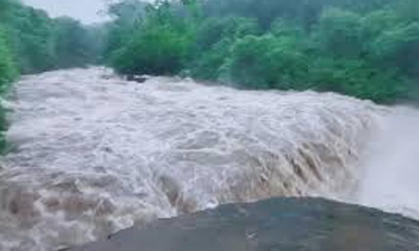 മലവെള്ളം ഇറങ്ങിത്തുടങ്ങി;  ദു​രി​താ​ശ്വാ​സ കേ​ന്ദ്ര​ങ്ങ​ളി​ലേ​ക്ക്​   മാ​റ്റി​ത്താ​മ​സി​പ്പി​ച്ച​വ​ർ വ്യാ​ഴാ​ഴ്ച ഉ​ച്ച​യോ​ടെ തി​രി​ച്ചെ​ത്തി