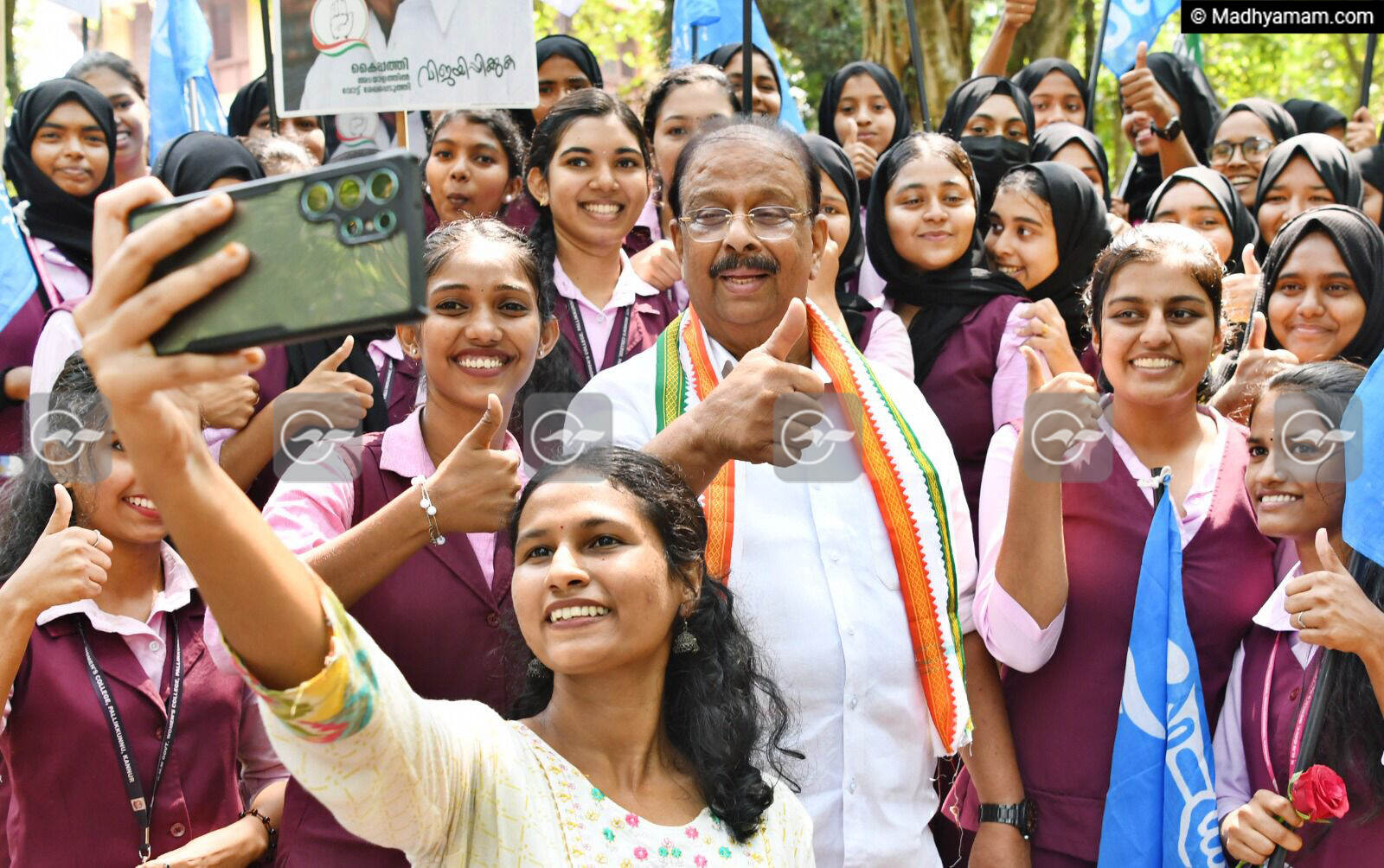 കണ്ണൂർ കൃഷ്ണമേനോൻ സ്മാരക വനിതാ കോളേജിൽ പര്യടനത്തിന് എത്തിയ കണ്ണൂർ മണ്ഡലം യു.ഡി.എഫ് സ്ഥാനാർത്ഥി കെ. സുധാകരനൊപ്പം യൂനിയൻ ചെയർപേഴ്സൺ തീർത്ഥനാരായണന്‍റെ നേതൃത്വത്തിൽ വിദ്യാർത്ഥിനികൾ സെൽഫി എടുക്കുന്നു